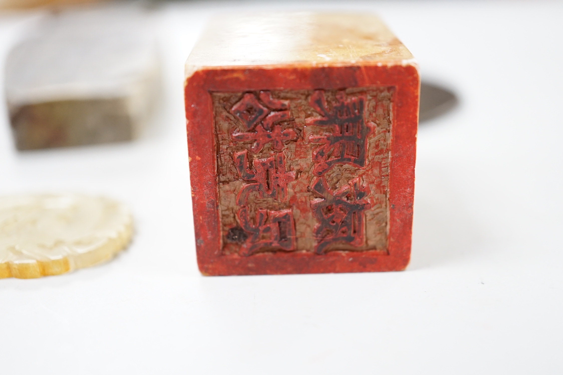 A collection of Chinese, jade and hardstone items in an Imari stone dish